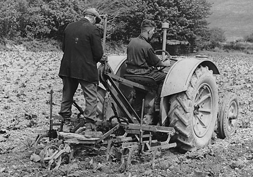 Steerage-hoe